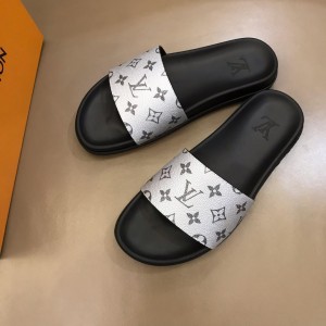 Louis Vuittion Slippers with LV design in silver rubber MS021022