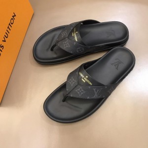 Louis Vuittion black Slippers with LV design in rubber MS021023