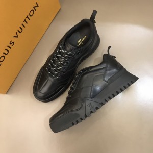 Louis Vuitton High Quality Sneakers Black and black soles MS021110