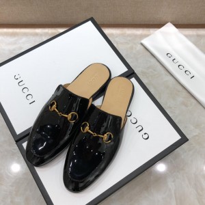 Gucci black bright leather slipper with golden button MS07513